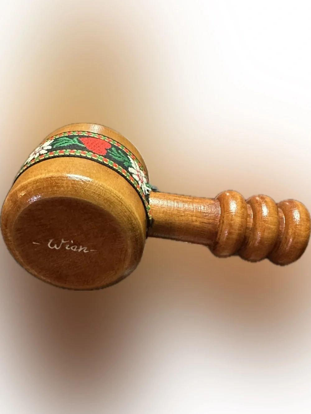 VTG SCREW TYPE WOODEN EUROPEAN NUTCRACKER WIEN (VIENNA) AUSTRIA COLLECTIBLE 5.3”